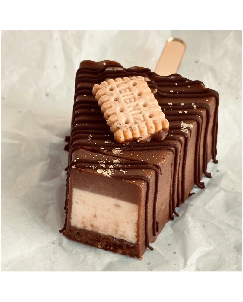 Sernik na patyku Orzechowy